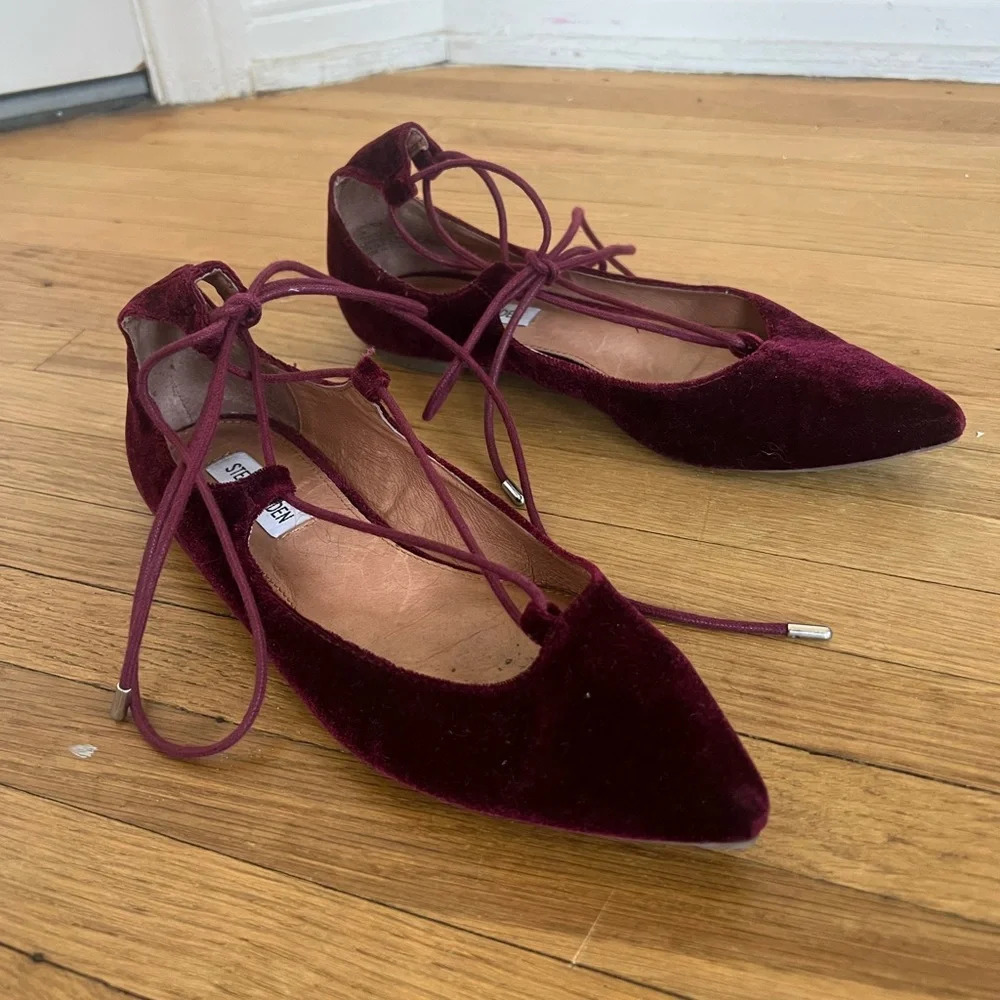 Steve Madden Burgundy Tie Up Holiday Christmas Velvet Ballet Flats | Size 7 - Picture 5 of 8